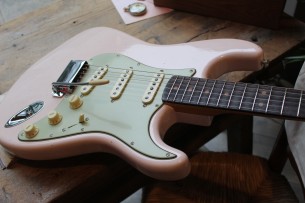 FENDER "Custom Shop '64 Stratocaster Journeyman Relic Super Faded Shell Pink" HARDCASE, 3, 4 KG