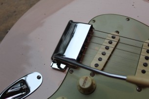 FENDER "Custom Shop '64 Stratocaster Journeyman Relic Super Faded Shell Pink" HARDCASE, 3, 4 KG