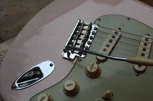 FENDER "Custom Shop '64 Stratocaster Journeyman Relic Super Faded Shell Pink" HARDCASE, 3, 4 KG