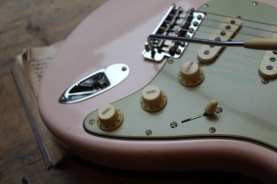 FENDER "Custom Shop '64 Stratocaster Journeyman Relic Super Faded Shell Pink" HARDCASE, 3, 4 KG