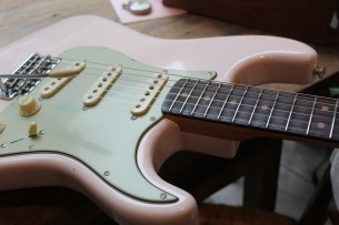 FENDER "Custom Shop '64 Stratocaster Journeyman Relic Super Faded Shell Pink" HARDCASE, 3, 4 KG