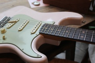 FENDER "Custom Shop '64 Stratocaster Journeyman Relic Super Faded Shell Pink" HARDCASE, 3, 4 KG