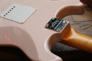 FENDER "Custom Shop '64 Stratocaster Journeyman Relic Super Faded Shell Pink" HARDCASE, 3, 4 KG