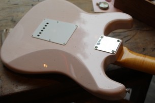 FENDER "Custom Shop '64 Stratocaster Journeyman Relic Super Faded Shell Pink" HARDCASE, 3, 4 KG