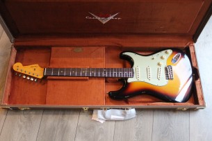 FENDER "Custom Shop Limited Edition 1960 Stratocaster Journeyman Relic Faded Aged 3-Color Sunburst" HARDCASE, 3, 6 KG