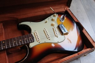 FENDER "Custom Shop Limited Edition 1960 Stratocaster Journeyman Relic Faded Aged 3-Color Sunburst" HARDCASE, 3, 6 KG