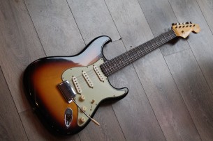 FENDER "Custom Shop Limited Edition 1960 Stratocaster Journeyman Relic Faded Aged 3-Color Sunburst" HARDCASE, 3, 6 KG