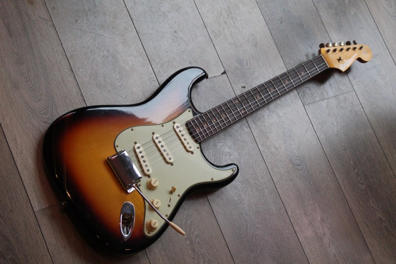 FENDER "Custom Shop Limited Edition 1960 Stratocaster Journeyman Relic Faded Aged 3-Color Sunburst" HARDCASE, 3, 6 KG