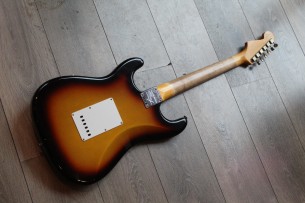 FENDER "Custom Shop Limited Edition 1960 Stratocaster Journeyman Relic Faded Aged 3-Color Sunburst" HARDCASE, 3, 6 KG