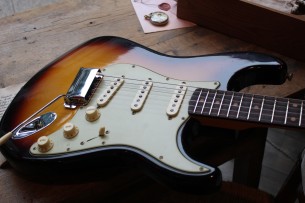 FENDER "Custom Shop Limited Edition 1960 Stratocaster Journeyman Relic Faded Aged 3-Color Sunburst" HARDCASE, 3, 6 KG