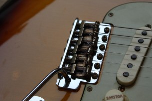 FENDER "Custom Shop Limited Edition 1960 Stratocaster Journeyman Relic Faded Aged 3-Color Sunburst" HARDCASE, 3, 6 KG