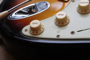 FENDER "Custom Shop Limited Edition 1960 Stratocaster Journeyman Relic Faded Aged 3-Color Sunburst" HARDCASE, 3, 6 KG