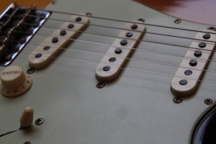 FENDER "Custom Shop Limited Edition 1960 Stratocaster Journeyman Relic Faded Aged 3-Color Sunburst" HARDCASE, 3, 6 KG