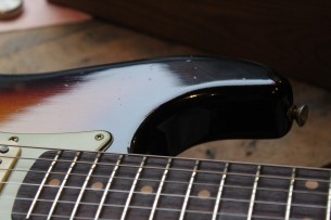 FENDER "Custom Shop Limited Edition 1960 Stratocaster Journeyman Relic Faded Aged 3-Color Sunburst" HARDCASE, 3, 6 KG