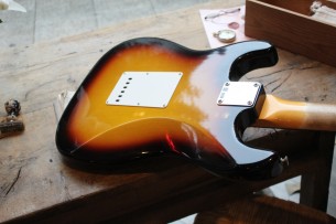 FENDER "Custom Shop Limited Edition 1960 Stratocaster Journeyman Relic Faded Aged 3-Color Sunburst" HARDCASE, 3, 6 KG