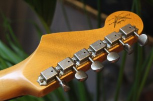 FENDER "Custom Shop Limited Edition 1960 Stratocaster Journeyman Relic Faded Aged 3-Color Sunburst" HARDCASE, 3, 6 KG