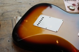 FENDER "Custom Shop Limited Edition 1960 Stratocaster Journeyman Relic Faded Aged 3-Color Sunburst" HARDCASE, 3, 6 KG