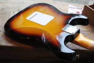 FENDER "Custom Shop Limited Edition 1960 Stratocaster Journeyman Relic Faded Aged 3-Color Sunburst" HARDCASE, 3, 6 KG