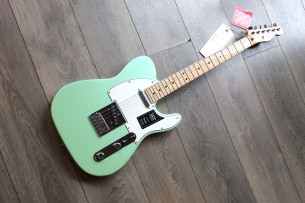 FENDER "Player Limited Edition Tele Maple Neck Surf Pearl" 3, 7 KG