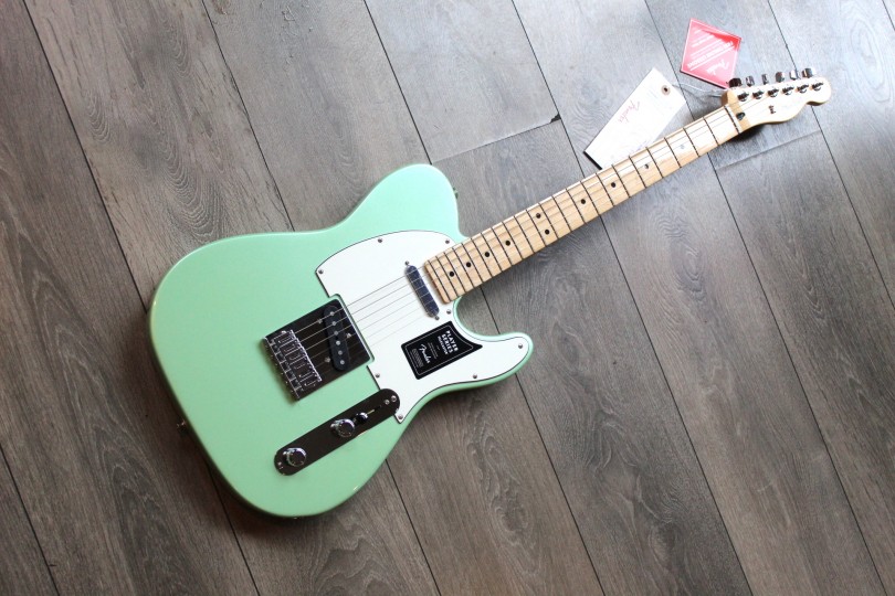 FENDER "Player Limited Edition Tele Maple Neck Surf Pearl" 3, 7 KG