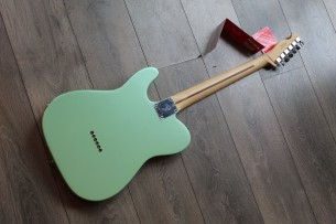FENDER "Player Limited Edition Tele Maple Neck Surf Pearl" 3, 7 KG