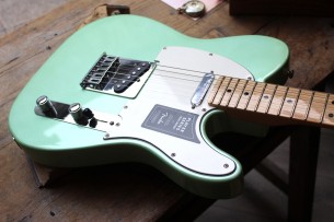 FENDER "Player Limited Edition Tele Maple Neck Surf Pearl" 3, 7 KG