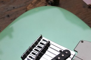 FENDER "Player Limited Edition Tele Maple Neck Surf Pearl" 3, 7 KG