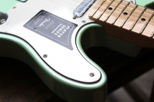 FENDER "Player Limited Edition Tele Maple Neck Surf Pearl" 3, 7 KG