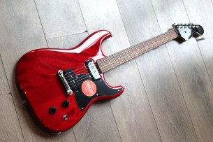 SQUIER "Paranormal Strat-O-Sonic Crimson Red Transparent" 3, 5 KG by FENDER