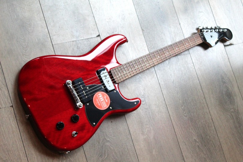SQUIER "Paranormal Strat-O-Sonic Crimson Red Transparent" 3, 5 KG by FENDER