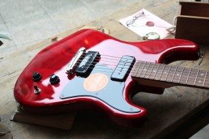 SQUIER "Paranormal Strat-O-Sonic Crimson Red Transparent" 3, 5 KG by FENDER