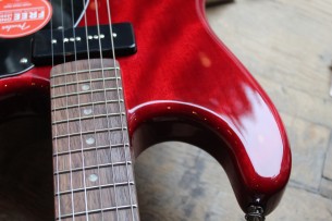 SQUIER "Paranormal Strat-O-Sonic Crimson Red Transparent" 3, 5 KG by FENDER