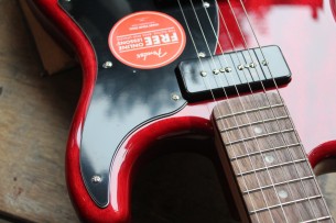 SQUIER "Paranormal Strat-O-Sonic Crimson Red Transparent" 3, 5 KG by FENDER