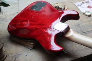 SQUIER "Paranormal Strat-O-Sonic Crimson Red Transparent" 3, 5 KG by FENDER