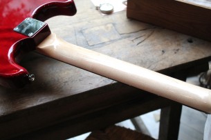 SQUIER "Paranormal Strat-O-Sonic Crimson Red Transparent" 3, 5 KG by FENDER