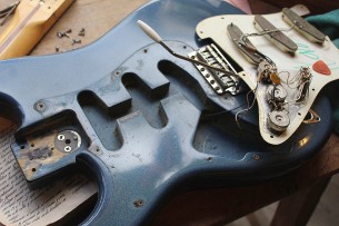 FENDER "Original of 1974 (534325) Left Handed Stratocaster in Ocean Torquoise" 4, 3 KG