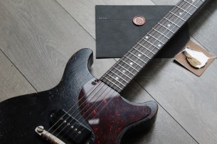 VEGARELIC "Les Paul Junior DC Black Bird Old Sweat Edition" HARDCASE, 3, 1 KG