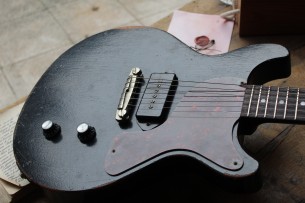 VEGARELIC "Les Paul Junior DC Black Bird Old Sweat Edition" HARDCASE, 3, 1 KG