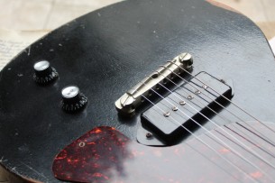 VEGARELIC "Les Paul Junior DC Black Bird Old Sweat Edition" HARDCASE, 3, 1 KG