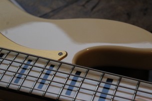 SIRE "Marcus Miller V5 24 Fret 4 String Vintage White" 4, 1 KG