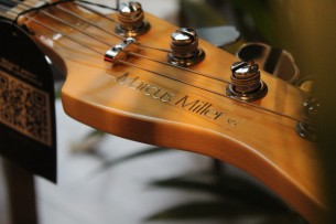 SIRE "Marcus Miller V5 24 Fret 4 String Vintage White" 4, 1 KG