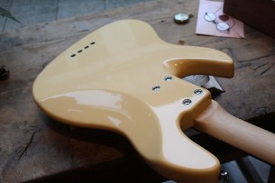 SIRE "Marcus Miller V5 24 Fret 4 String Vintage White" 4, 1 KG