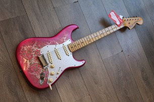 FENDER "Limited Custom Shop Master Desing Greg Fessler Stratocaster ´68 Journeyman Pink Paisley" HARDCASE