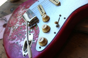 FENDER "Limited Custom Shop Master Desing Greg Fessler Stratocaster ´68 Journeyman Pink Paisley" HARDCASE