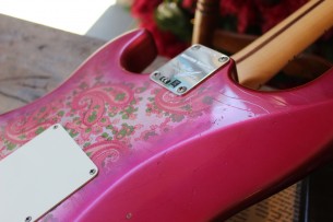 FENDER "Limited Custom Shop Master Desing Greg Fessler Stratocaster ´68 Journeyman Pink Paisley" HARDCASE