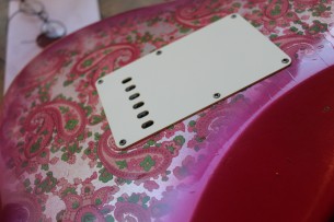 FENDER "Limited Custom Shop Master Desing Greg Fessler Stratocaster ´68 Journeyman Pink Paisley" HARDCASE
