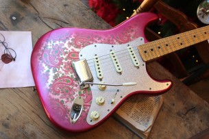 FENDER "Limited Custom Shop Master Desing Greg Fessler Stratocaster ´68 Journeyman Pink Paisley" HARDCASE