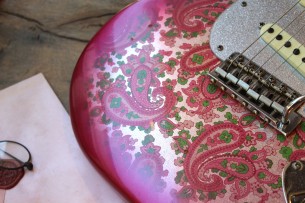 FENDER "Limited Custom Shop Master Desing Greg Fessler Stratocaster ´68 Journeyman Pink Paisley" HARDCASE