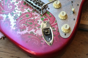 FENDER "Limited Custom Shop Master Desing Greg Fessler Stratocaster ´68 Journeyman Pink Paisley" HARDCASE
