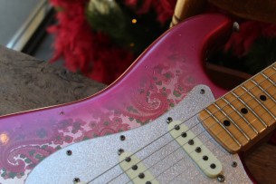 FENDER "Limited Custom Shop Master Desing Greg Fessler Stratocaster ´68 Journeyman Pink Paisley" HARDCASE